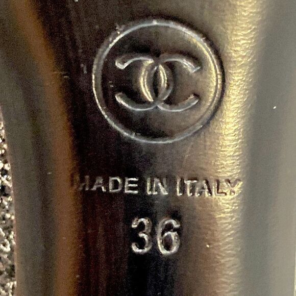 Chanel Escarpins Black & Silver Textured Leather Cap Toe CC Logo Pumps MSRP $895 - Picture 16 of 17